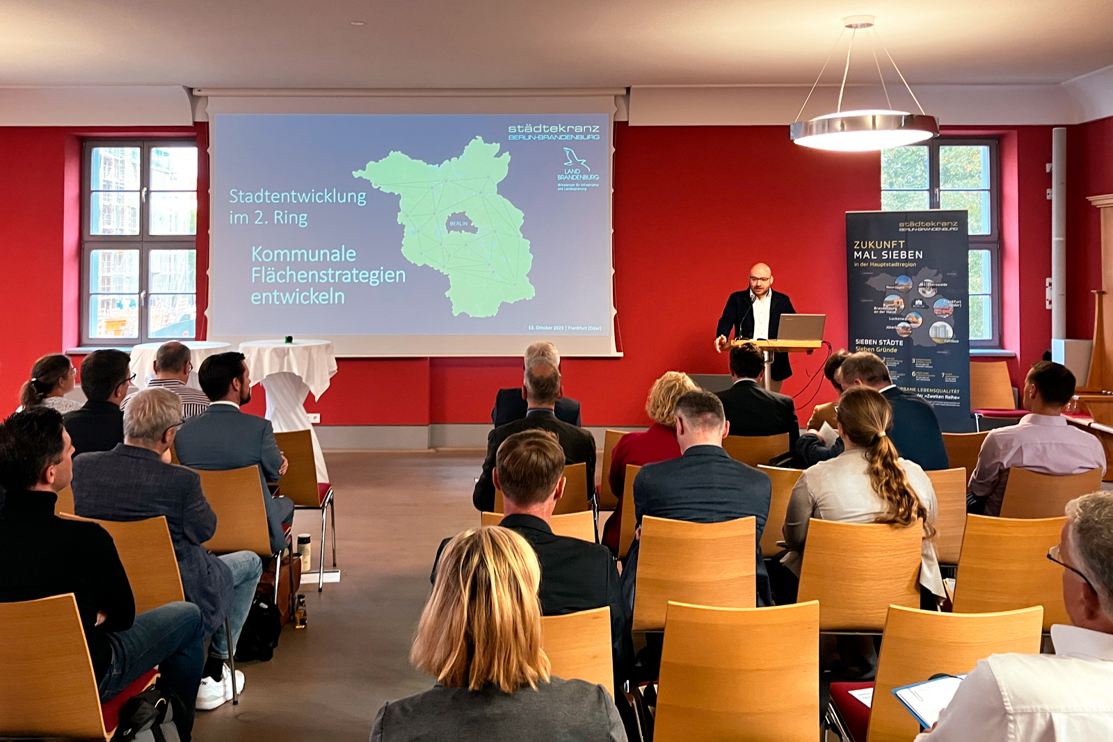 Konferenz Stadtentwicklung im 2. Ring in Frankfurt (Oder) mit Frankfurter Oberbürgermeister René Wilke Konferenz Stadtentwicklung im 2. Ring in Frankfurt (Oder) mit Frankfurter Oberbürgermeister René Wilke © Hellwig, 2023