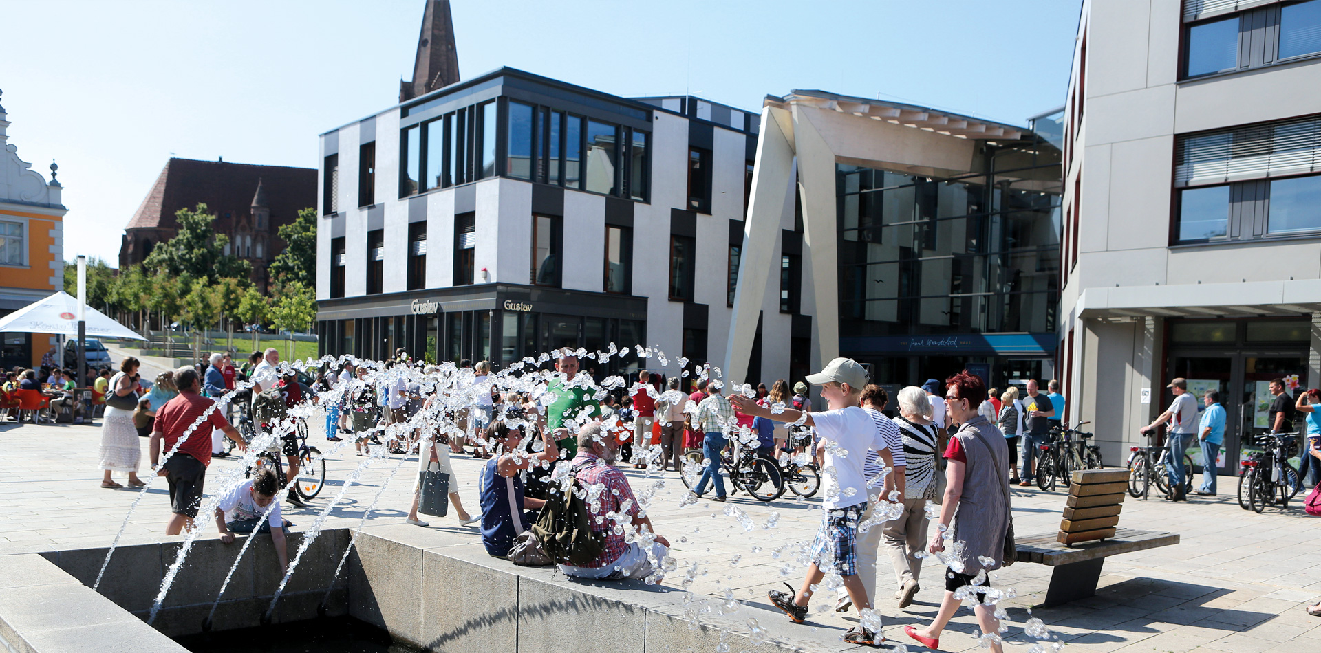 Menschen am Springbrunnen am Marktplatz in Eberswalde © Sören Tetzlaff Menschen am Springbrunnen am Marktplatz © Sören Tetzlaff